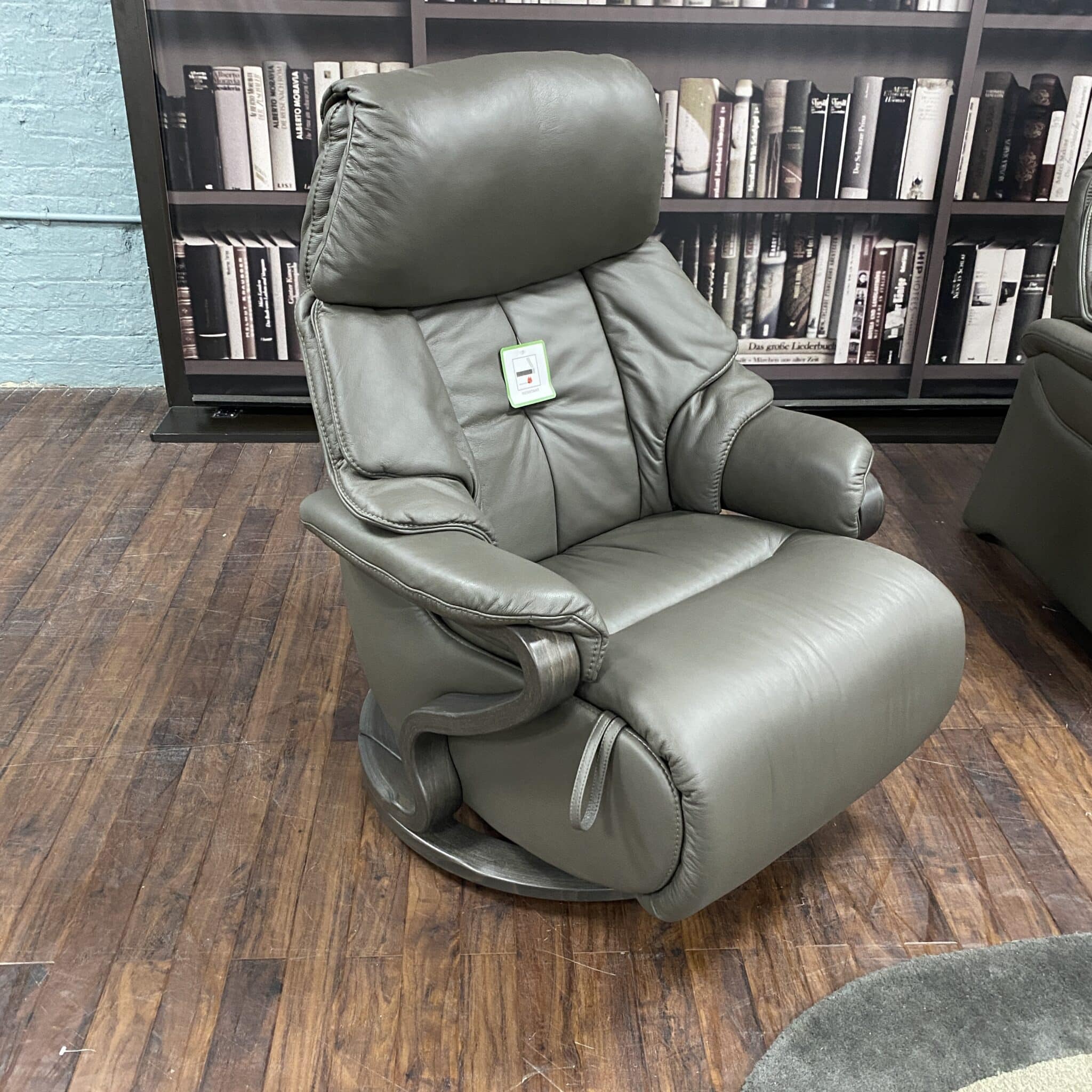 Himolla Chester Midi Swivel Recliner – Display Clearance